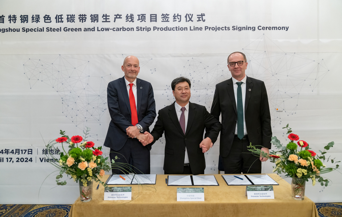 Photo from the signing ceremony in Vienna. From left to right: Andreas Viehböck, Head of Upstream Technologies at Primetals Technologies, Zheng Ting Wen, Chairman at Zhongshou Special Steel, and Tomislav Koledic, CEO of Primetals Technologies China.