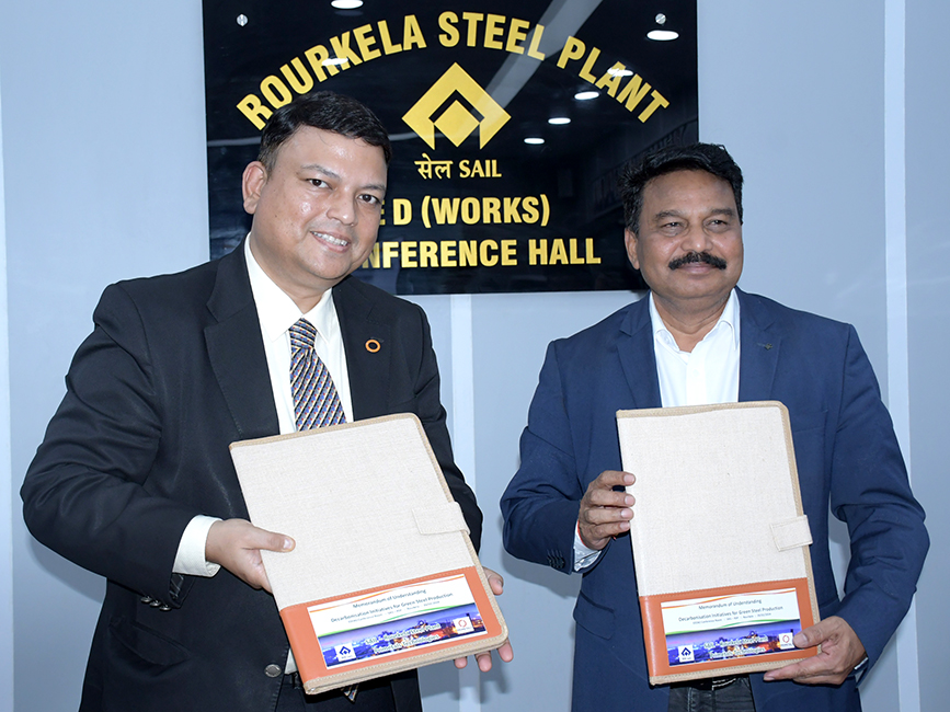 Biswadeep Bhattacharjee, Vice President of Sales und Head of Green Steel India bei Primetals Technologies, und Sharad Raghunath Suryawanshi, Executive Director (Works) im SAIL-Stahlwerk Rourkela, während der Vertragsunterzeichnung.