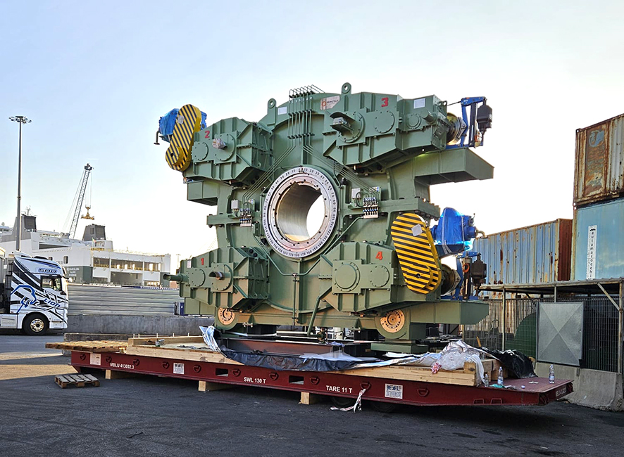 The new tilting drive from Primetals Technologies on its way to South Korea as one 110-ton piece. 