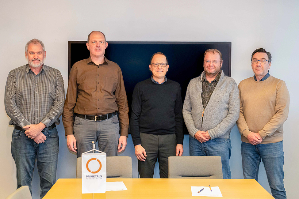 Die Projektteams von Primetals Technologies und Konepeikko Oy beim Kick-off-Meeting für die neue Brennschneidmaschine. 